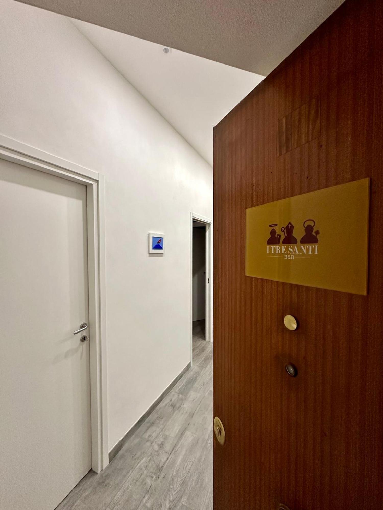 B&B I Tre Santi Наполи Екстериор снимка
